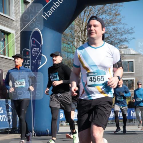 06.04.2025 - 44. Internationalen Wilhelmsburger Insellauf A. Gomolzig http://msf.ph/oto/7571813 06.04.2025 10:45:34 Ziel 3052, 3678, 3866, 3873, 3978, 4063, 4100, 4194, 4301, 4302, 4352, 4565, 5003 meine-sportfotos.de