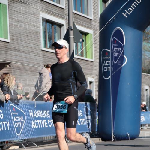 06.04.2025 - 44. Internationalen Wilhelmsburger Insellauf A. Gomolzig http://msf.ph/oto/7571888 06.04.2025 10:45:27 Ziel 3052, 3218, 3678, 3956, 4100, 4448 meine-sportfotos.de