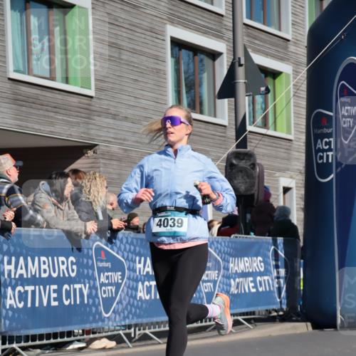 06.04.2025 - 44. Internationalen Wilhelmsburger Insellauf A. Gomolzig http://msf.ph/oto/7572076 06.04.2025 10:45:06 Ziel 4039, 4361 meine-sportfotos.de