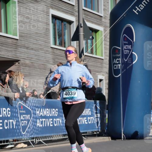 06.04.2025 - 44. Internationalen Wilhelmsburger Insellauf A. Gomolzig http://msf.ph/oto/7572081 06.04.2025 10:45:06 Ziel 4039, 4361 meine-sportfotos.de