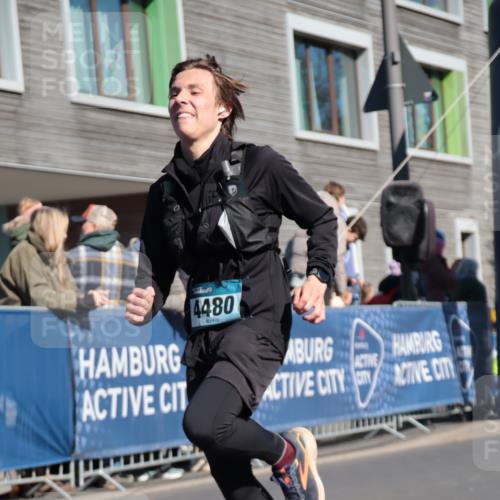 06.04.2025 - 44. Internationalen Wilhelmsburger Insellauf A. Gomolzig http://msf.ph/oto/7572122 06.04.2025 10:44:54 Ziel 3603, 3789, 4097, 4480 meine-sportfotos.de