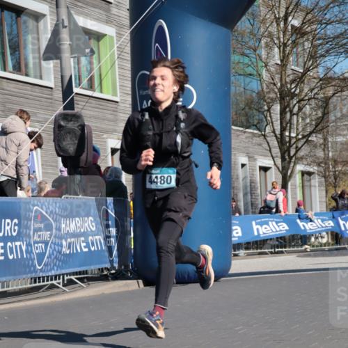 06.04.2025 - 44. Internationalen Wilhelmsburger Insellauf A. Gomolzig http://msf.ph/oto/7572131 06.04.2025 10:44:54 Ziel 3603, 3789, 4097, 4480 meine-sportfotos.de