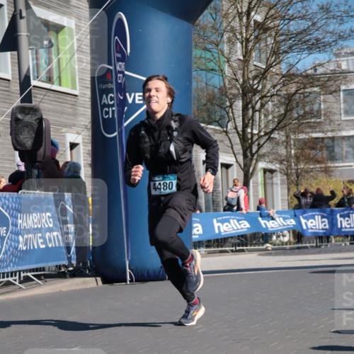 06.04.2025 - 44. Internationalen Wilhelmsburger Insellauf A. Gomolzig http://msf.ph/oto/7572138 06.04.2025 10:44:54 Ziel 3603, 3789, 4097, 4480 meine-sportfotos.de