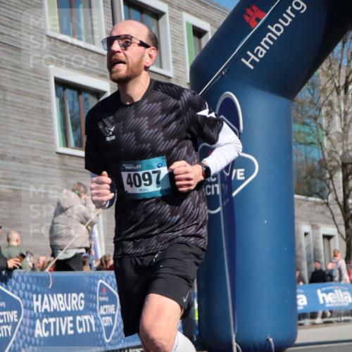 06.04.2025 - 44. Internationalen Wilhelmsburger Insellauf A. Gomolzig http://msf.ph/oto/7572142 06.04.2025 10:44:50 Ziel 3893, 4097, 4480 meine-sportfotos.de
