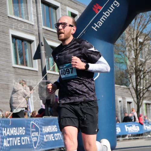 06.04.2025 - 44. Internationalen Wilhelmsburger Insellauf A. Gomolzig http://msf.ph/oto/7572146 06.04.2025 10:44:50 Ziel 3893, 4097, 4480 meine-sportfotos.de