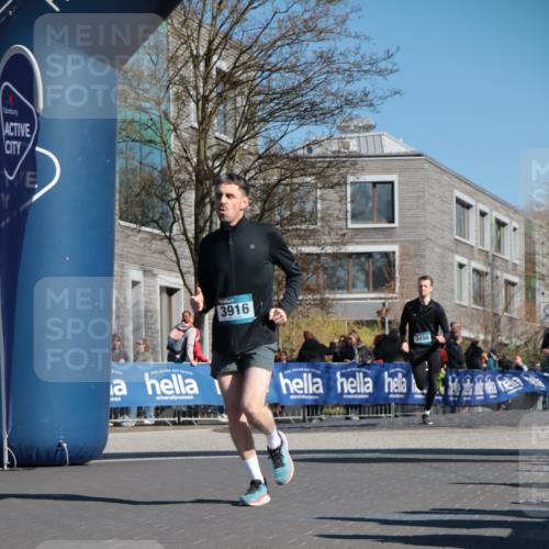 06.04.2025 - 44. Internationalen Wilhelmsburger Insellauf A. Gomolzig http://msf.ph/oto/7572211 06.04.2025 10:44:40 Ziel 3498, 3829, 3893, 3916, 3982, 4025, 4304, 4371, 4372, 5087, 5088 meine-sportfotos.de