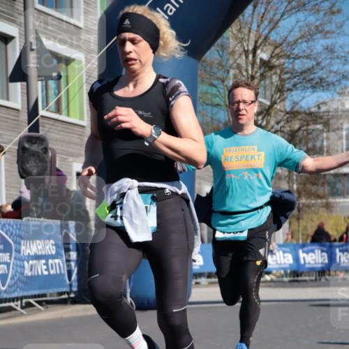 06.04.2025 - 44. Internationalen Wilhelmsburger Insellauf A. Gomolzig http://msf.ph/oto/7572231 06.04.2025 10:44:37 Ziel 3829, 3916, 3982, 4025, 4304, 4371, 4372, 5087, 5088 meine-sportfotos.de