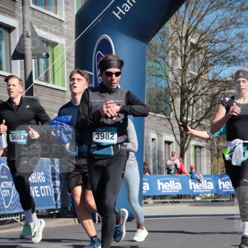 06.04.2025 - 44. Internationalen Wilhelmsburger Insellauf A. Gomolzig http://msf.ph/oto/7572256 06.04.2025 10:44:36 Ziel 3030, 3031, 3829, 3916, 3982, 4025, 4304, 4371, 4372, 5087, 5088 meine-sportfotos.de
