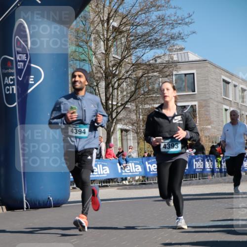 06.04.2025 - 44. Internationalen Wilhelmsburger Insellauf A. Gomolzig http://msf.ph/oto/7572406 06.04.2025 10:44:23 Ziel 3232, 4393, 4394, 4405 meine-sportfotos.de