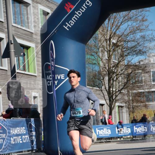 06.04.2025 - 44. Internationalen Wilhelmsburger Insellauf A. Gomolzig http://msf.ph/oto/7572469 06.04.2025 10:44:15 Ziel 3057, 3232, 3489, 4429, 5064 meine-sportfotos.de