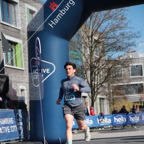 06.04.2025 - 44. Internationalen Wilhelmsburger Insellauf A. Gomolzig http://msf.ph/oto/7572474 06.04.2025 10:44:15 Ziel 3057, 3232, 3489, 4429, 5064 meine-sportfotos.de