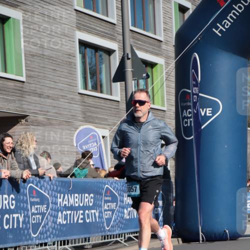 06.04.2025 - 44. Internationalen Wilhelmsburger Insellauf A. Gomolzig http://msf.ph/oto/7572490 06.04.2025 10:44:13 Ziel 3057, 3232, 3489, 4397, 4429, 5064 meine-sportfotos.de