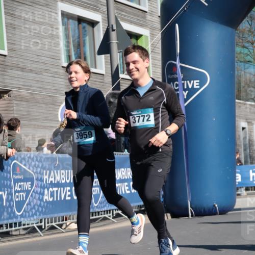 06.04.2025 - 44. Internationalen Wilhelmsburger Insellauf A. Gomolzig http://msf.ph/oto/7572529 06.04.2025 10:44:05 Ziel 3772, 3959, 4084, 4397 meine-sportfotos.de