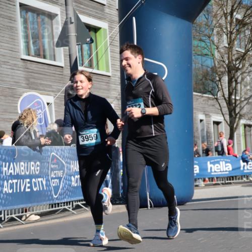06.04.2025 - 44. Internationalen Wilhelmsburger Insellauf A. Gomolzig http://msf.ph/oto/7572536 06.04.2025 10:44:05 Ziel 3772, 3959, 4084, 4397 meine-sportfotos.de