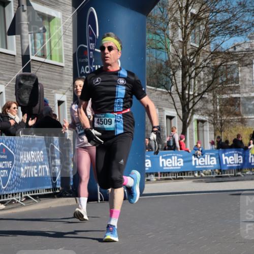 06.04.2025 - 44. Internationalen Wilhelmsburger Insellauf A. Gomolzig http://msf.ph/oto/7572641 06.04.2025 10:43:54 Ziel 3219, 3268, 4144, 4222, 4509, 5063 meine-sportfotos.de