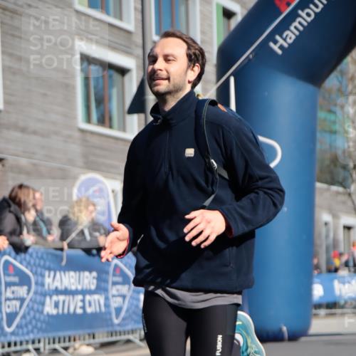 06.04.2025 - 44. Internationalen Wilhelmsburger Insellauf A. Gomolzig http://msf.ph/oto/7572884 06.04.2025 10:43:23 Ziel 3158, 3706, 3717, 3827, 4395, 4614 meine-sportfotos.de