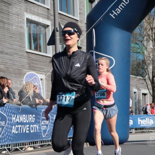 06.04.2025 - 44. Internationalen Wilhelmsburger Insellauf A. Gomolzig http://msf.ph/oto/7572916 06.04.2025 10:43:20 Ziel 3158, 3706, 3717, 3827, 4614 meine-sportfotos.de