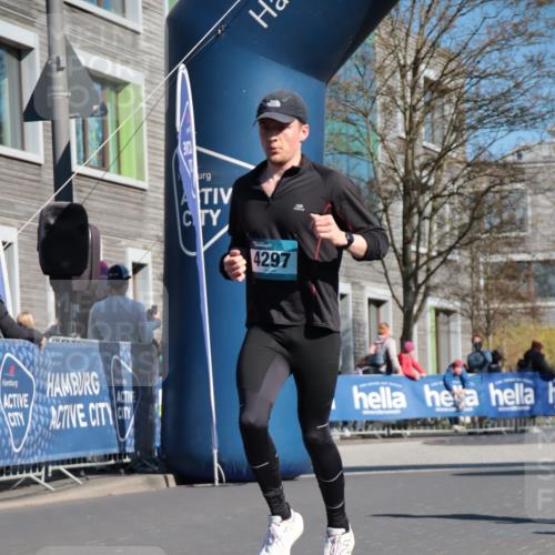 06.04.2025 - 44. Internationalen Wilhelmsburger Insellauf A. Gomolzig http://msf.ph/oto/7573363 06.04.2025 10:42:34 Ziel 3320, 3903, 4297, 4458 meine-sportfotos.de
