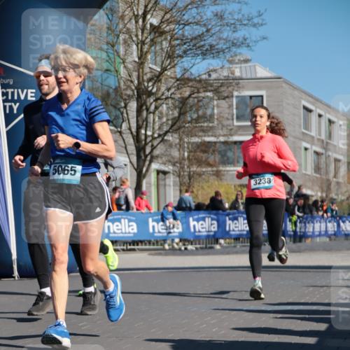 06.04.2025 - 44. Internationalen Wilhelmsburger Insellauf A. Gomolzig http://msf.ph/oto/7573454 06.04.2025 10:42:16 Ziel 3238, 3478, 3629, 3692, 3751, 3761, 4130, 4350, 4581, 5065 meine-sportfotos.de