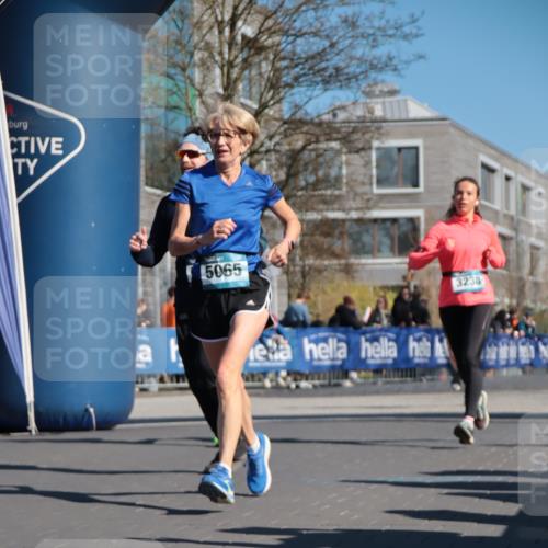 06.04.2025 - 44. Internationalen Wilhelmsburger Insellauf A. Gomolzig http://msf.ph/oto/7573463 06.04.2025 10:42:15 Ziel 3238, 3478, 3629, 3692, 3751, 3761, 4130, 4350, 4581, 5065, 5111 meine-sportfotos.de