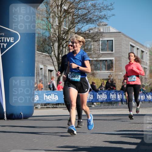 06.04.2025 - 44. Internationalen Wilhelmsburger Insellauf A. Gomolzig http://msf.ph/oto/7573472 06.04.2025 10:42:15 Ziel 3238, 3478, 3629, 3692, 3751, 3761, 4130, 4350, 4581, 5065, 5111 meine-sportfotos.de