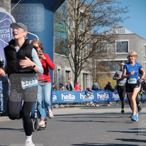 06.04.2025 - 44. Internationalen Wilhelmsburger Insellauf A. Gomolzig http://msf.ph/oto/7573497 06.04.2025 10:42:14 Ziel 3238, 3478, 3629, 3692, 3751, 3761, 4130, 4350, 4581, 5065, 5111 meine-sportfotos.de