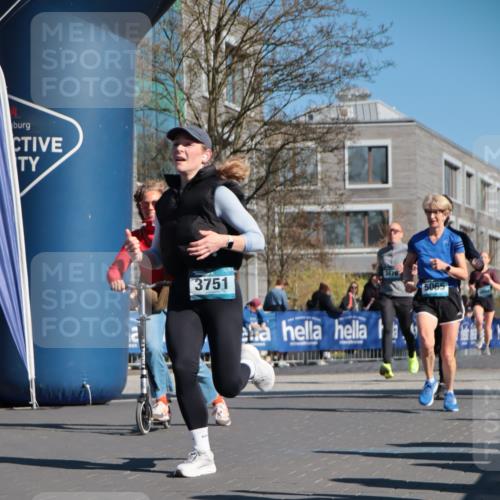 06.04.2025 - 44. Internationalen Wilhelmsburger Insellauf A. Gomolzig http://msf.ph/oto/7573512 06.04.2025 10:42:14 Ziel 3238, 3478, 3629, 3692, 3751, 3761, 4130, 4350, 4581, 5065, 5111 meine-sportfotos.de