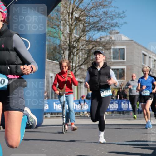 06.04.2025 - 44. Internationalen Wilhelmsburger Insellauf A. Gomolzig http://msf.ph/oto/7573520 06.04.2025 10:42:13 Ziel 3238, 3478, 3629, 3692, 3751, 3761, 4130, 4350, 4581, 5065, 5111 meine-sportfotos.de