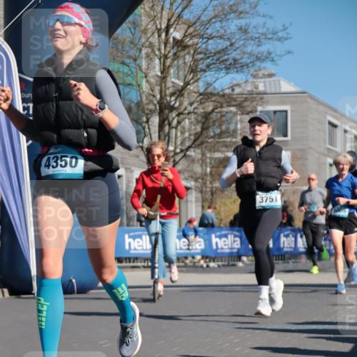 06.04.2025 - 44. Internationalen Wilhelmsburger Insellauf A. Gomolzig http://msf.ph/oto/7573523 06.04.2025 10:42:13 Ziel 3238, 3478, 3629, 3692, 3751, 3761, 4130, 4350, 4581, 5065, 5111 meine-sportfotos.de