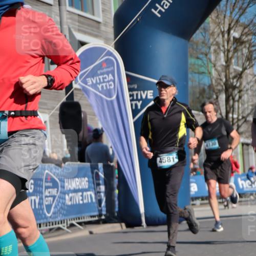 06.04.2025 - 44. Internationalen Wilhelmsburger Insellauf A. Gomolzig http://msf.ph/oto/7573567 06.04.2025 10:42:10 Ziel 3751, 3761, 4130, 4350, 4366, 4581, 5111 meine-sportfotos.de