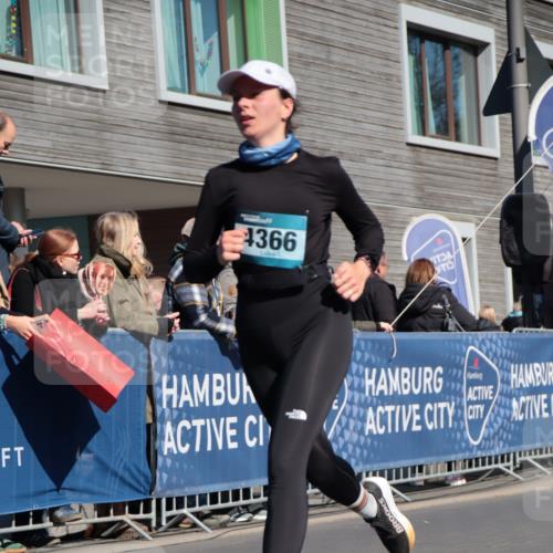 06.04.2025 - 44. Internationalen Wilhelmsburger Insellauf A. Gomolzig http://msf.ph/oto/7573612 06.04.2025 10:42:06 Ziel 3761, 4130, 4366, 4581, 5111 meine-sportfotos.de