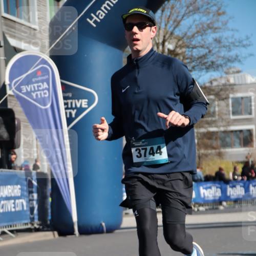 06.04.2025 - 44. Internationalen Wilhelmsburger Insellauf A. Gomolzig http://msf.ph/oto/7573652 06.04.2025 10:42:00 Ziel 3093, 3656, 3744, 4366 meine-sportfotos.de