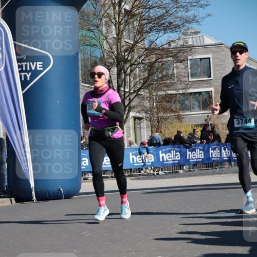 06.04.2025 - 44. Internationalen Wilhelmsburger Insellauf A. Gomolzig http://msf.ph/oto/7573668 06.04.2025 10:41:58 Ziel 3093, 3656, 3744 meine-sportfotos.de