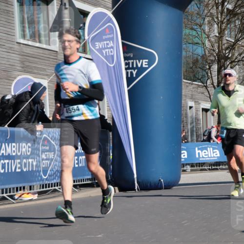 06.04.2025 - 44. Internationalen Wilhelmsburger Insellauf A. Gomolzig http://msf.ph/oto/7574100 06.04.2025 10:41:21 Ziel 3208, 3960, 4078, 4233, 4554, 4586 meine-sportfotos.de