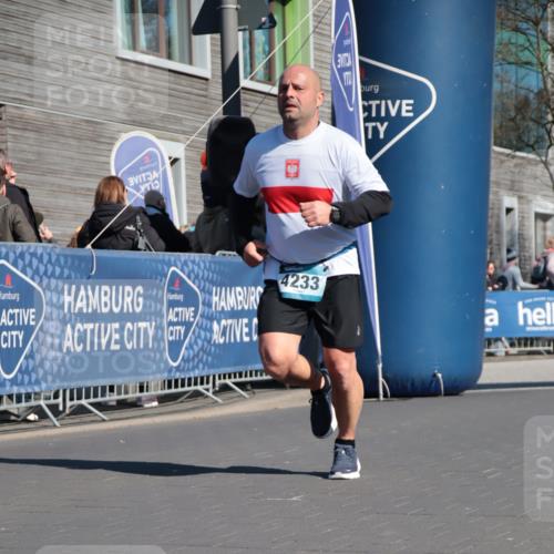 06.04.2025 - 44. Internationalen Wilhelmsburger Insellauf A. Gomolzig http://msf.ph/oto/7574110 06.04.2025 10:41:16 Ziel 4069, 4111, 4233, 4499, 4554, 4586 meine-sportfotos.de