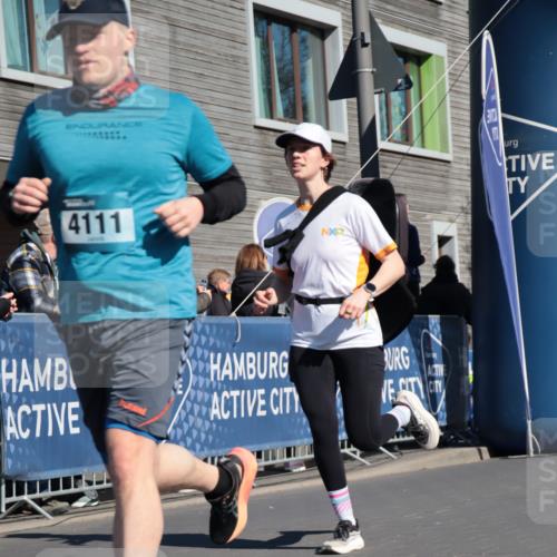 06.04.2025 - 44. Internationalen Wilhelmsburger Insellauf A. Gomolzig http://msf.ph/oto/7574134 06.04.2025 10:41:13 Ziel 4069, 4111, 4233, 4499 meine-sportfotos.de
