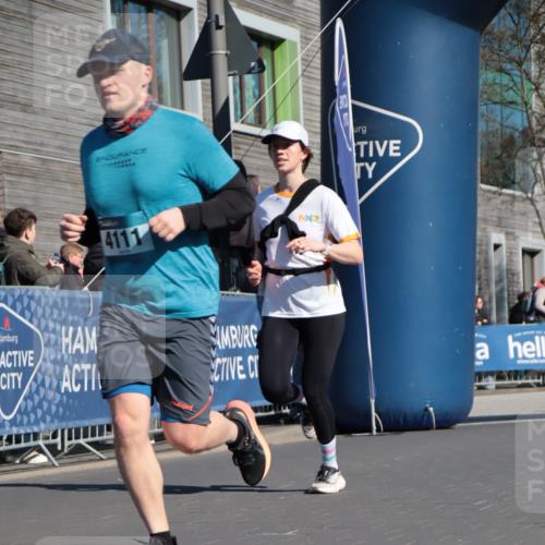 06.04.2025 - 44. Internationalen Wilhelmsburger Insellauf A. Gomolzig http://msf.ph/oto/7574140 06.04.2025 10:41:13 Ziel 4069, 4111, 4233, 4499 meine-sportfotos.de