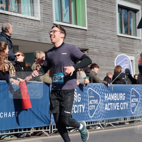 06.04.2025 - 44. Internationalen Wilhelmsburger Insellauf A. Gomolzig http://msf.ph/oto/7574213 06.04.2025 10:41:01 Ziel 3390, 3505, 3635, 4011, 4241, 4481, 5132 meine-sportfotos.de