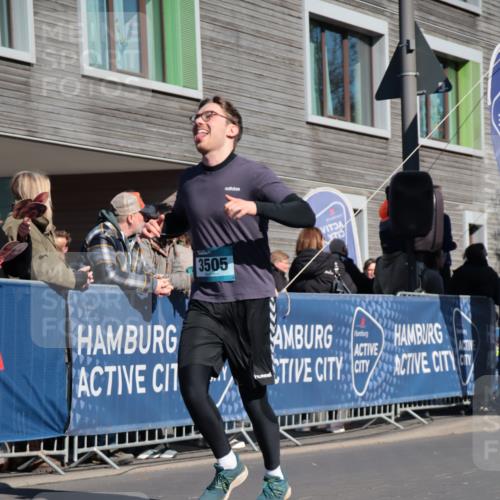 06.04.2025 - 44. Internationalen Wilhelmsburger Insellauf A. Gomolzig http://msf.ph/oto/7574223 06.04.2025 10:41:01 Ziel 3390, 3505, 3635, 4011, 4241, 4481, 5132 meine-sportfotos.de