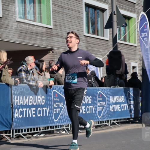 06.04.2025 - 44. Internationalen Wilhelmsburger Insellauf A. Gomolzig http://msf.ph/oto/7574228 06.04.2025 10:41:01 Ziel 3390, 3505, 3635, 4011, 4241, 4481, 5132 meine-sportfotos.de