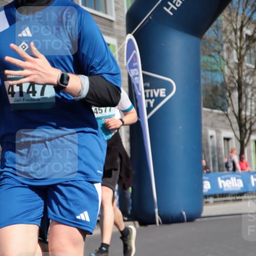 06.04.2025 - 44. Internationalen Wilhelmsburger Insellauf A. Gomolzig http://msf.ph/oto/7574256 06.04.2025 10:40:54 Ziel 4147, 4280, 4577, 5132 meine-sportfotos.de