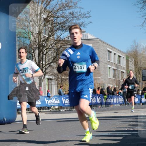 06.04.2025 - 44. Internationalen Wilhelmsburger Insellauf A. Gomolzig http://msf.ph/oto/7574263 06.04.2025 10:40:53 Ziel 4147, 4280, 4577, 5132 meine-sportfotos.de