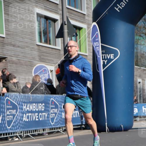06.04.2025 - 44. Internationalen Wilhelmsburger Insellauf A. Gomolzig http://msf.ph/oto/7574267 06.04.2025 10:40:49 Ziel 3467, 4147, 4280, 4577 meine-sportfotos.de