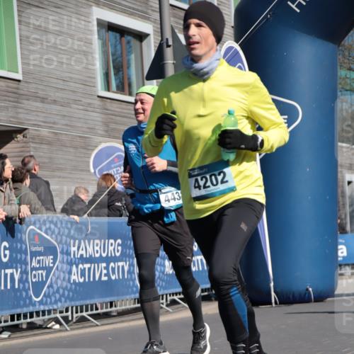 06.04.2025 - 44. Internationalen Wilhelmsburger Insellauf A. Gomolzig http://msf.ph/oto/7574275 06.04.2025 10:40:42 Ziel 3086, 3120, 3365, 3467, 4202, 4438 meine-sportfotos.de