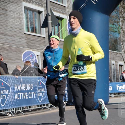 06.04.2025 - 44. Internationalen Wilhelmsburger Insellauf A. Gomolzig http://msf.ph/oto/7574280 06.04.2025 10:40:42 Ziel 3086, 3120, 3365, 3467, 4202, 4438 meine-sportfotos.de