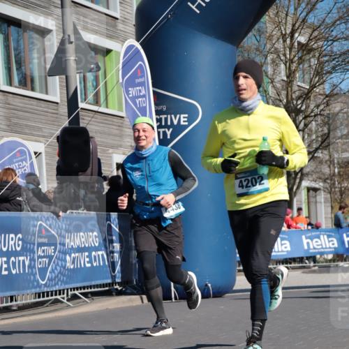 06.04.2025 - 44. Internationalen Wilhelmsburger Insellauf A. Gomolzig http://msf.ph/oto/7574294 06.04.2025 10:40:42 Ziel 3086, 3120, 3365, 3467, 4202, 4438 meine-sportfotos.de