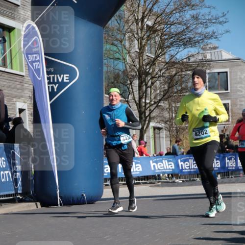 06.04.2025 - 44. Internationalen Wilhelmsburger Insellauf A. Gomolzig http://msf.ph/oto/7574319 06.04.2025 10:40:41 Ziel 3086, 3120, 3365, 3467, 4202, 4438 meine-sportfotos.de