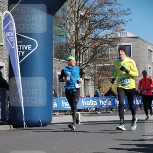 06.04.2025 - 44. Internationalen Wilhelmsburger Insellauf A. Gomolzig http://msf.ph/oto/7574328 06.04.2025 10:40:40 Ziel 3086, 3120, 3365, 3467, 4202, 4438 meine-sportfotos.de