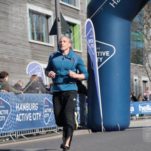 06.04.2025 - 44. Internationalen Wilhelmsburger Insellauf A. Gomolzig http://msf.ph/oto/7574584 06.04.2025 10:40:13 Ziel 3001 meine-sportfotos.de