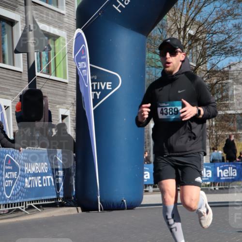 06.04.2025 - 44. Internationalen Wilhelmsburger Insellauf A. Gomolzig http://msf.ph/oto/7574586 06.04.2025 10:40:06 Ziel 4389, 4501, 5130 meine-sportfotos.de
